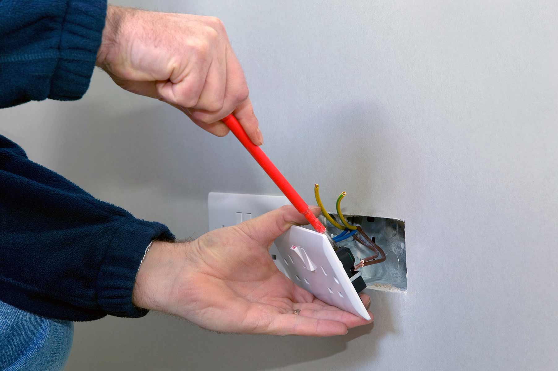 Our electricians can install plug sockets for domestic and commercial proeprties in Harpenden and the local area. 